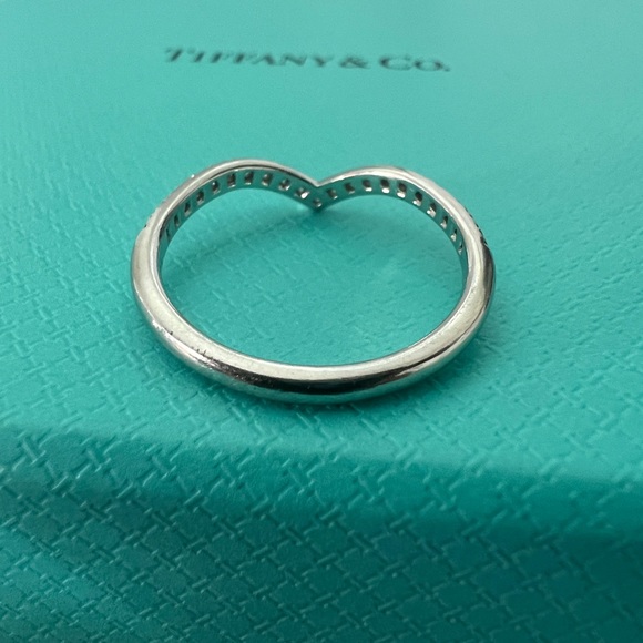 Beautiful V ring - Picture 11 of 14